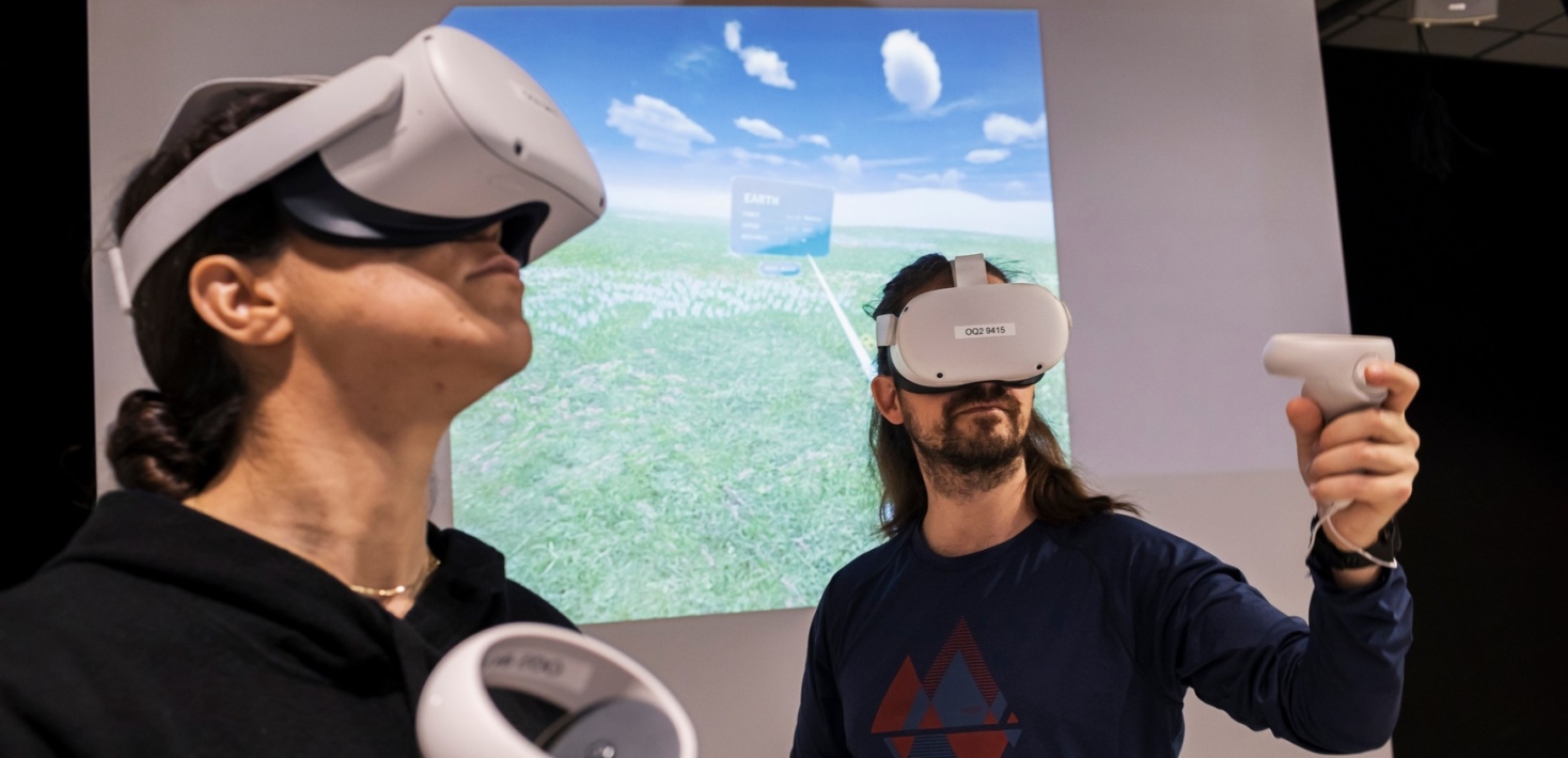 Två personer testar VR-utrustning. Foto: Jens Olof Lasthein.